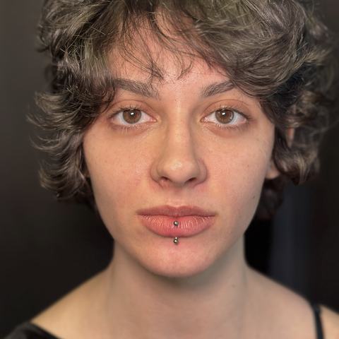 Ninapiercing - väike ja diskreetne ehe ninatiival lisab näole minimalistliku aktsendi. Täpne teostus, steriilsed tingimused ja hoolikas paranemine.
