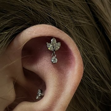 титановое украшение в студии VEAN Tattoo, Таллин