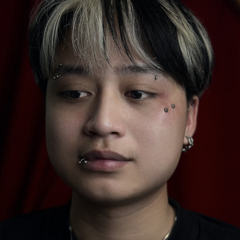 Anti-eyebrow-piercing - kaks ehet põsesarna piirkonnas loovad efektse ja ebatavalise aktsendi. Täpne teostus, steriilsed tingimused ja hoolikas paranemine.