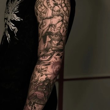 Detailne mustvalge varrukatätoveering käsivarrel VEAN Tattoo logoga