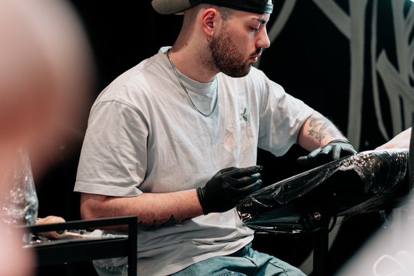 Kogenud tätoveerija VEAN TATTOO stuudios Tallinnas tätoveerib kliendi käsivart