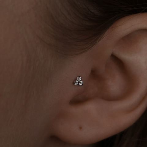Tragus-piercing - väike ehe kõrva eesmises kõhreosas loob peene ja elegantse aktsendi. Täpne paigutus, steriilne teostus ja hoolikas paranemine.