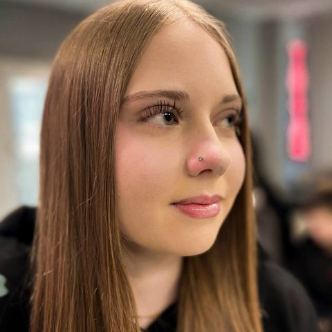 Ninasõõrme piercing - väike ehe lisab näole õrna ja elegantse aktsendi. Hoolikas paigutus, steriilne teostus ja sujuv paranemine.