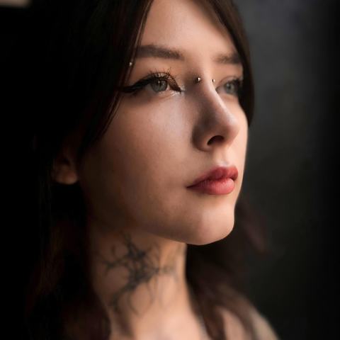 Nina- ja kulmupiercing - stiilne kombinatsioon, mis toob näojooned kaunilt esile. Täpne teostus, steriilsed tingimused ja hoolikas paranemine.