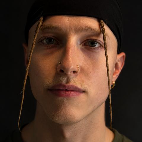 Septum-piercing - nina vaheseina rõngas loob julge ja isikupärase näoaktsendi. Professionaalne teostus, steriilsed tingimused ja hoolikas paranemine.