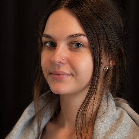 Ninasõõrme piercing - väike ehe rõhutab õrnalt näojooni ja lisab välimusele minimalistliku aktsendi. Täpne paigutus, steriilne teostus ja hoolikas paranemine.